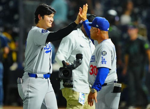 レイズ対ドジャース　レイズに勝利したドジャース大谷(左)はロバーツ監督とタッチを交わす(撮影･垰建太)
