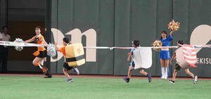 巨人対DeNA　すしレースに出場する子供たち(撮影･小沢裕)