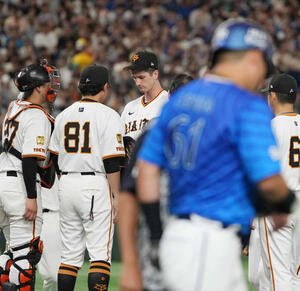 巨人対DeNA 1回表DeNA2死二塁、蝦名(右)に死球を与えた巨人先発のグリフィンはナインの激励を受ける(撮影･小沢裕)