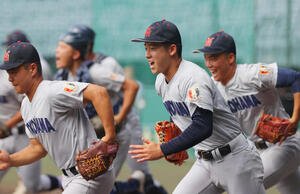 甲子園練習でグラウンドを駆け出す横浜のエース奥村頼(手前)ら(撮影･上山淳一)