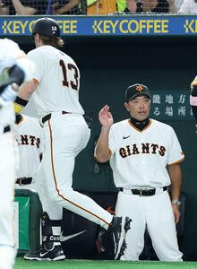 巨人対DeNA 6回裏巨人2死二塁、キャベッジ(左)の左中間2点本塁打を迎える阿部監督(撮影･鈴木正人)