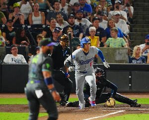 レイズ対ドジャース　4回表ドジャース2死一塁、二塁内野安打を放つ大谷(撮影･垰建太)