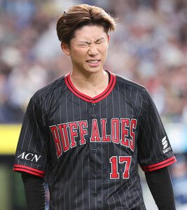 オリックス対日本ハム　4回に失点したオリックス先発の曽谷は悔しそうにベンチに戻る(撮影･西尾就之)