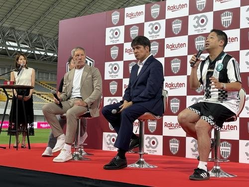 30周年記念トークショー登壇した(右から)安田大サーカスの安田団長、永島昭浩氏、スチュアート･バクスター氏
