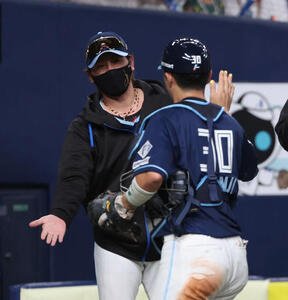 オリックス対日本ハム　オリックスに勝利し、日本ハム新庄監督は郡司を出迎える(撮影･西尾就之)