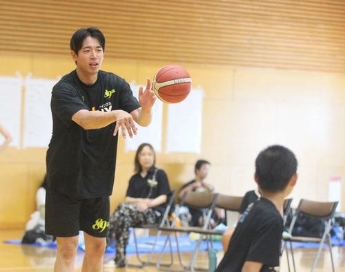 小学生にバスケットを指導するB1仙台･PF井上(撮影･高橋香奈)