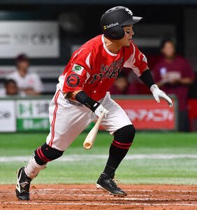 ソフトバンク対楽天　2回裏ソフトバンク1死一、二塁、牧原大は先制の中前適時打を放つ(撮影･岩下翔太)