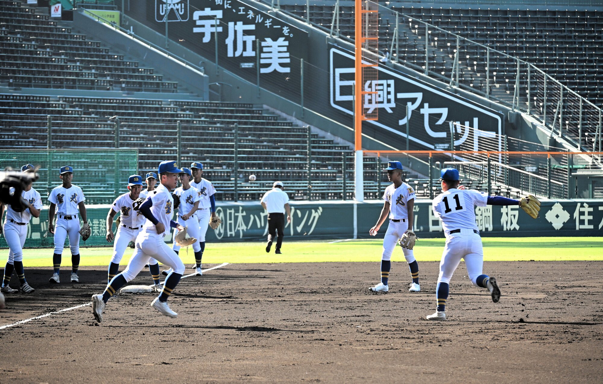 ノックで連係プレーの練習をする聖光学院の選手たち=2025年8月2日午前8時6分、阪神甲子園球場、荒川公治撮影