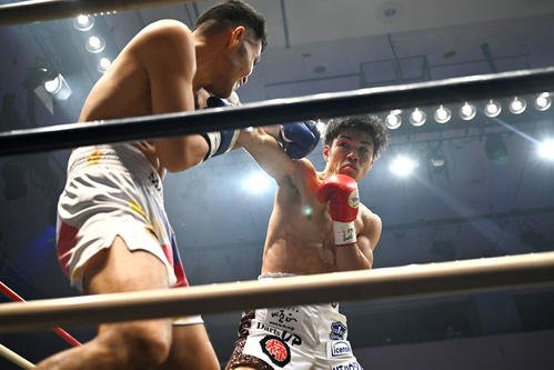 1回、中野(右)はジン･アグアンにパンチを打ち込む(撮影･滝沢徹郎)