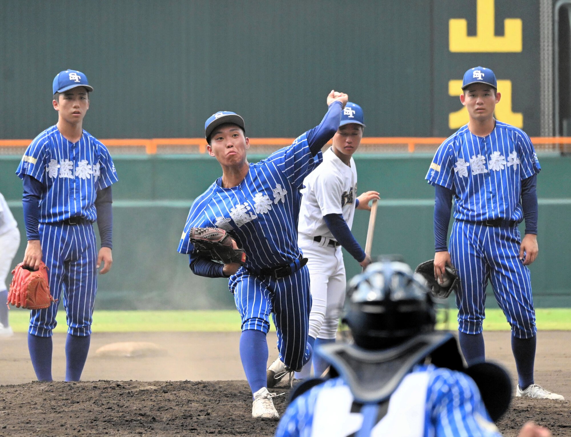 甲子園練習でマウンドの感触を確かめた青藍泰斗の永井竣也=2025年8月2日、兵庫県西宮市の阪神甲子園球場、津布楽洋一撮影