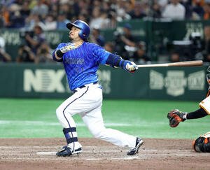 巨人対DeNA 5回表DeNA無死一塁、宮崎は左越え2点本塁打を放つ(撮影･鈴木正人)