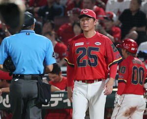 広島対中日　6回裏終了時、交代を告げる新井監督(撮影･加藤孝規)