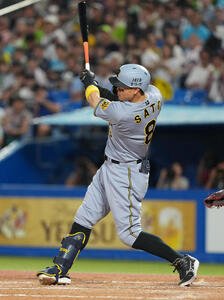 ヤクルト対阪神　4回表阪神無死、右越えソロ本塁打を放つ佐藤輝(撮影･清水貴仁)