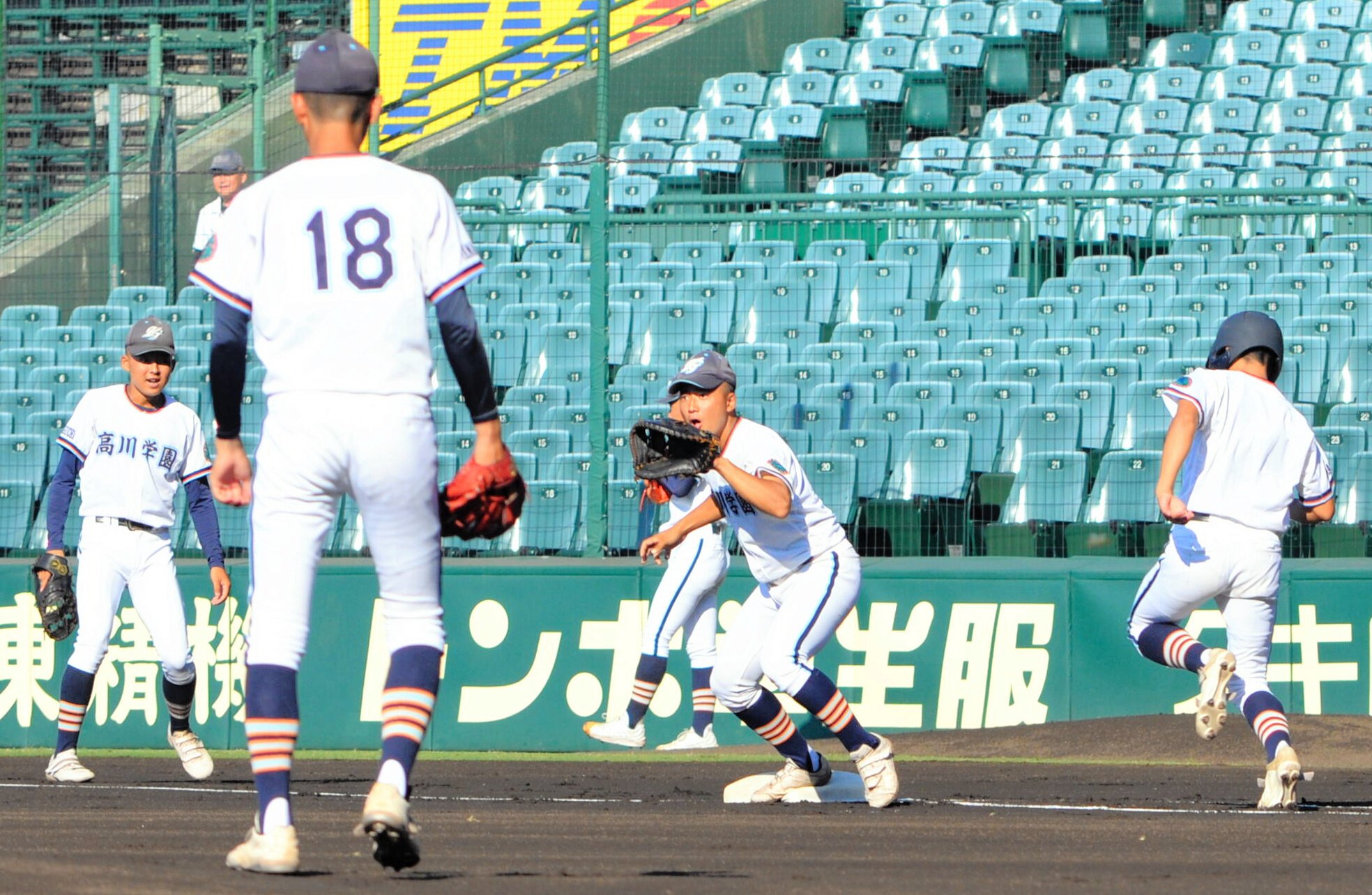 甲子園練習に臨む高川学園の選手たち=2025年8月2日午前7時45分、阪神甲子園球場、三沢敦撮影