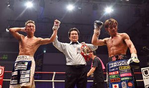 判定でドローとなり浮かない表情の神足(左)と波田(右)(撮影･滝沢徹郎)