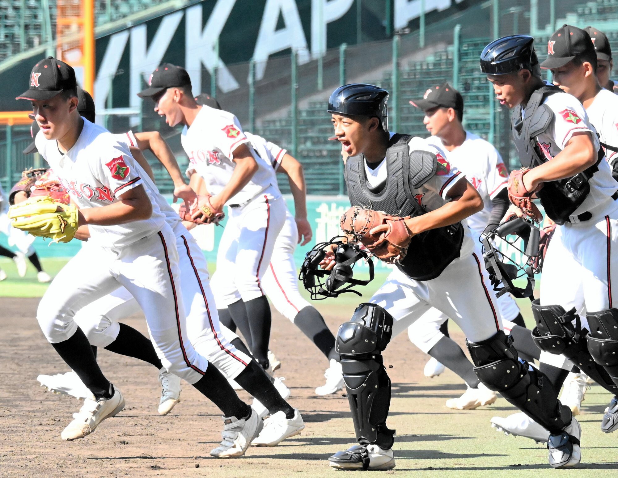 甲子園での練習に臨む日大山形の選手たち=2025年8月2日、兵庫県西宮市の阪神甲子園球場、渡部耕平撮影