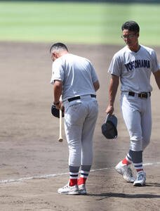 甲子園練習を終えてグラウンドに一礼する横浜･村田監督(撮影･白石智彦)