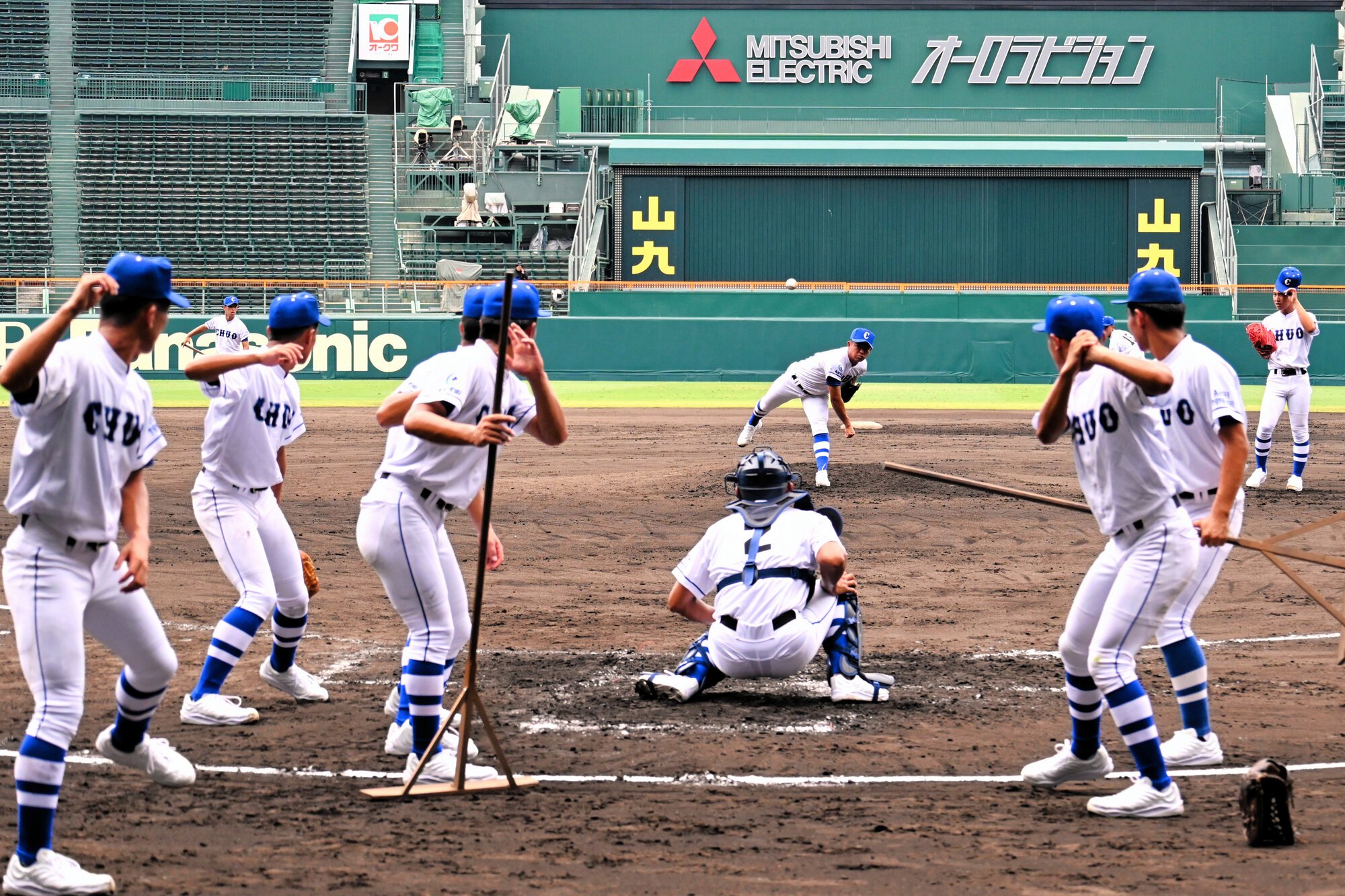 投球に合わせてタイミングをとる豊橋中央の選手たち=2025年8月2日、阪神甲子園球場、松本敏博撮影