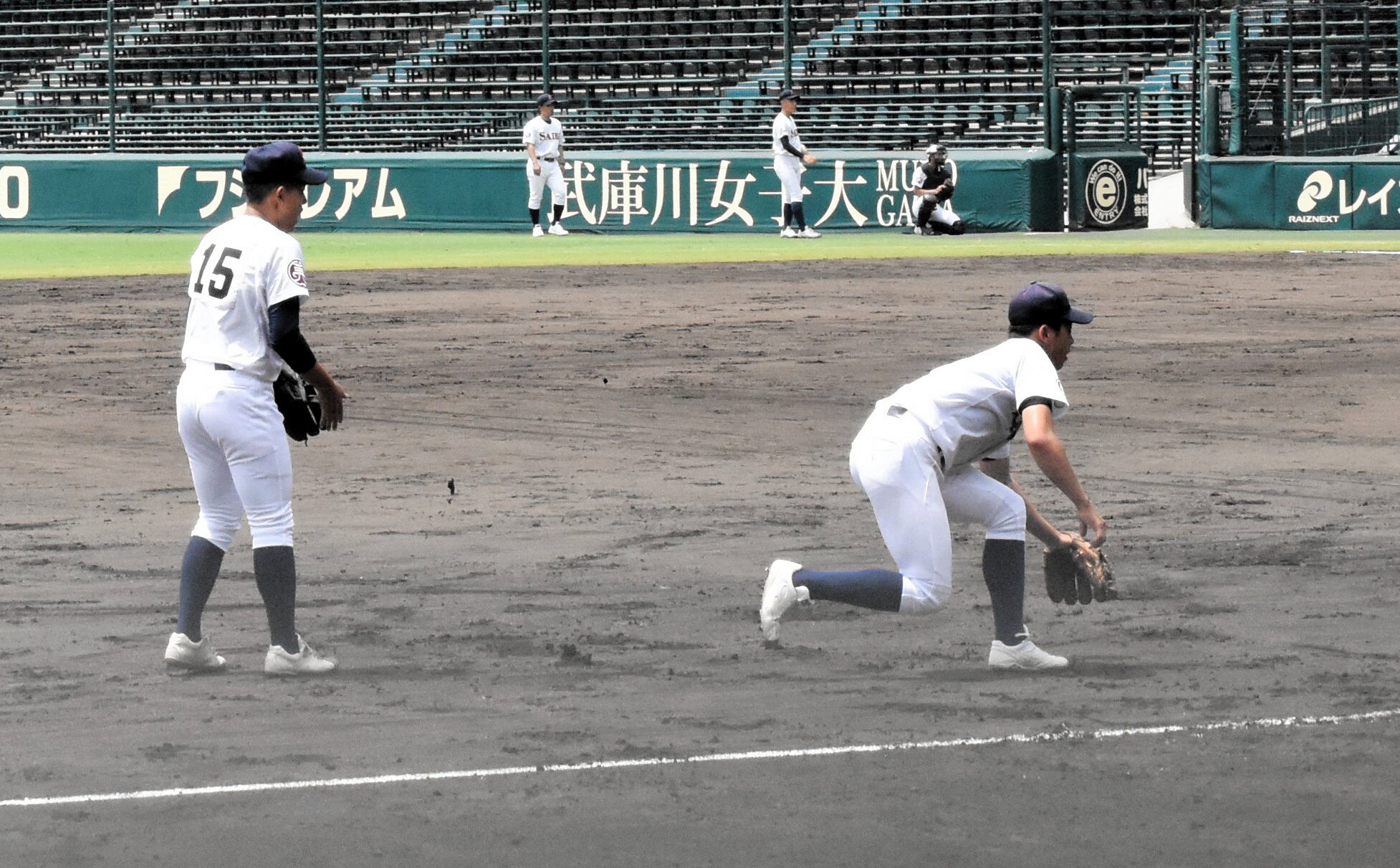 ノックを受ける済美の内野陣=2025年8月2日午前11時46分、阪神甲子園球場、水田道雄撮影