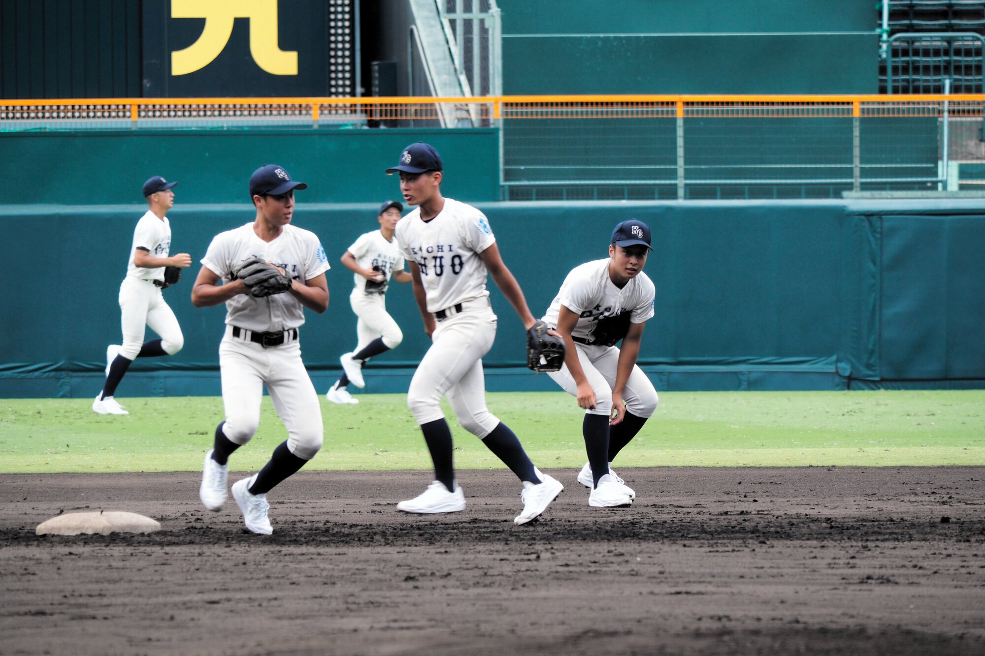 甲子園でグラウンド練習をする高知中央の選手たち=2025年8月2日午前11時29分、阪神甲子園球場、原篤司撮影