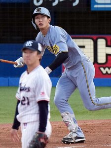 二回表阪神1死、小幡は中越えに先制本塁打を放つ。投手吉村