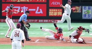 二回裏ソフトバンク1死一、二塁、牧原大の先制適時打で生還する二塁走者の野村。次打者周東(左端)＝日刊スポーツ