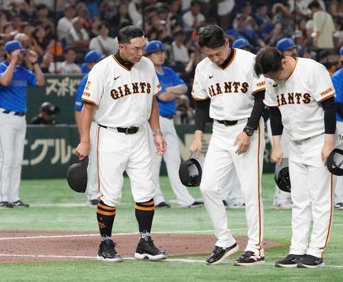 巨人対DeNA DeNAに連敗を喫し厳しい表情でスタンドへあいさつする巨人阿部監督(手前左)(撮影･小沢裕)