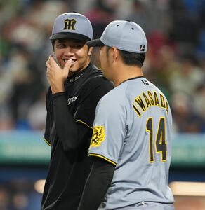 ヤクルト対阪神　勝利投手となり笑顔をみせる才木(左)(撮影･清水貴仁)
