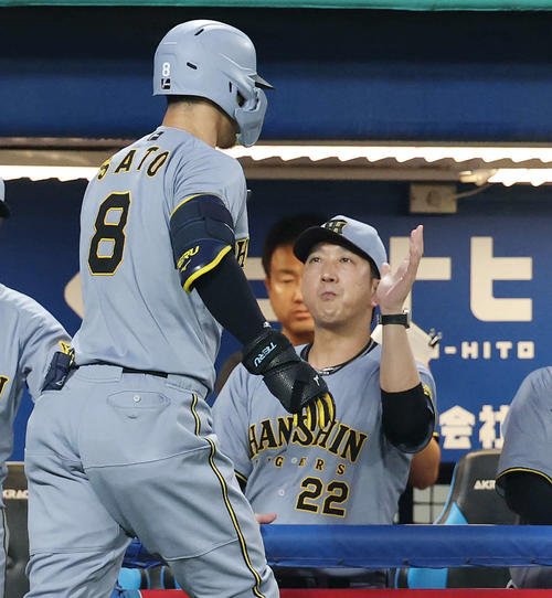 ヤクルト対阪神　4回表阪神無死、右越えソロ本塁打を放った佐藤輝(左)を迎える藤川監督(撮影･宮地輝)