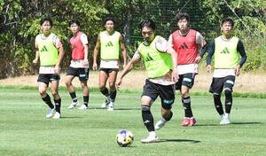 ドリブルする白井(手前)(撮影･小林忠)