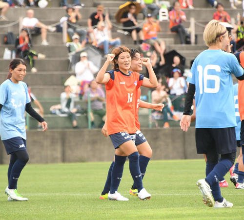 後半15分、新潟･山谷は先制点を決めてガッツポーズ