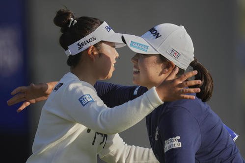 第3ラウンドを終えハグをする竹田麗央と山下美夢有(左)(AP)