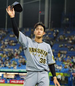 ヤクルト対阪神　2打席連続本塁打を放った阪神小幡は声援に応える(撮影･清水貴仁)