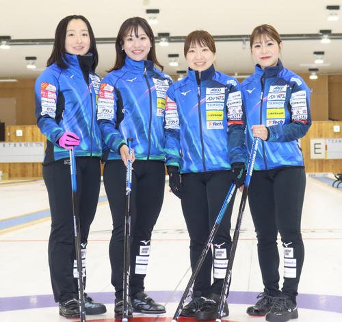 ロコ･ソラーレ、左から藤沢、吉田知、鈴木、吉田夕(2025年5月28日撮影)