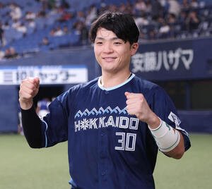 オリックス対日本ハム　ヒーローインタビューを受けた日本ハム郡司は笑顔でガッツポーズ(撮影･西尾就之)