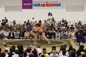 白熱のぶつかり合い　｢万博場所｣で4千人喝采　大相撲の地方巡業