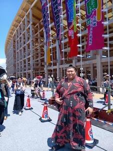 巡業の合間に、関西万博の会場内を散歩すると決めた熱海富士。まずは万博のシンボル｢大屋根リング｣と、のぼりを背に記念撮影