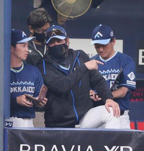 オリックス対日本ハム　5回裏、ベンチで話す新庄剛志監督(中央)(撮影･上山淳一)