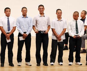 選手宣誓は智弁和歌山の山田希翔主将(中央)に決まった(撮影･加藤哉)