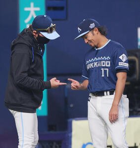 オリックス対日本ハム　オリックスから勝利を挙げた伊藤(右)と指タッチする新庄監督(撮影･上山淳一)