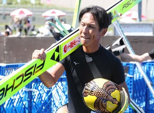 大倉山サマージャンプ大会　成年組7位に終わり引き揚げる葛西(撮影･黒川智章)