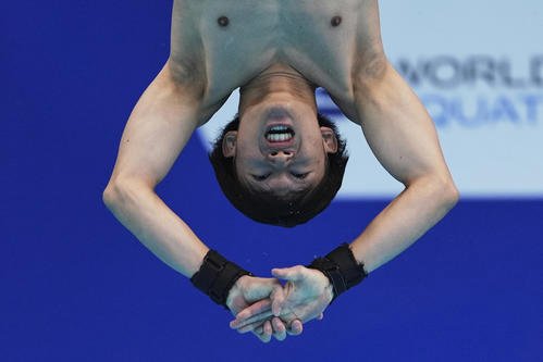 男子高飛び込み決勝で演技する玉井陸斗(AP)
