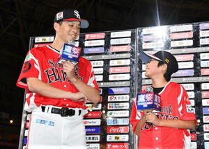 ソフトバンク対楽天　お立ち台で子どもからの質問に笑顔で答える大関(撮影･岩下翔太)