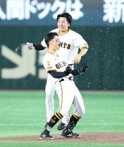 巨人対DeNA 9回裏巨人2死二塁、若林(手前)はサヨナラ中越え適時二塁打を放ちガッツポーズで雄たけびを上げる(撮影･鈴木正人)