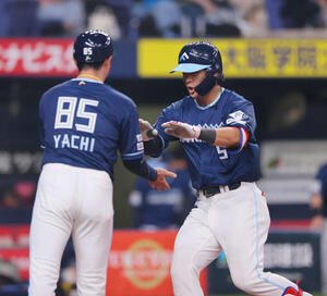 オリックス対日本ハム　4回表日本ハム無死、野村(右)は左越え本塁打を放ち生還する(撮影･上山淳一)