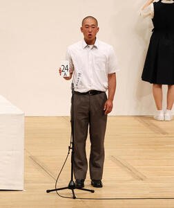くじを引き番号を発表する中越の窪田主将(撮影･加藤哉)