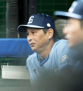 西武対ロッテ　2回裏、戦況を見守る西武西口監督(撮影･河田真司)