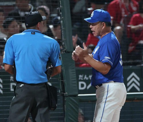 広島対中日　8回表終了後、審判と話し合う井上監督(右)(撮影･加藤孝規)