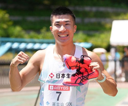男子100メートル予選で9秒99をマークし笑顔を見せる桐生(撮影･足立雅史)