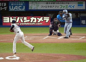 ヤクルト対阪神　6回表阪神無死、左越えにソロ本塁打を放つ大山。投手奥川(撮影･たえ見朱実)
